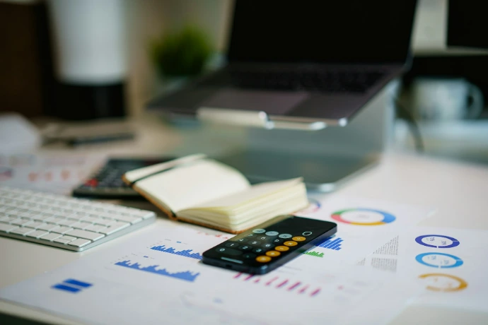 Visual graphic detailing UAE VAT services, including FTA-compliant registration, return filing, refunds, deregistration, and voluntary disclosure.